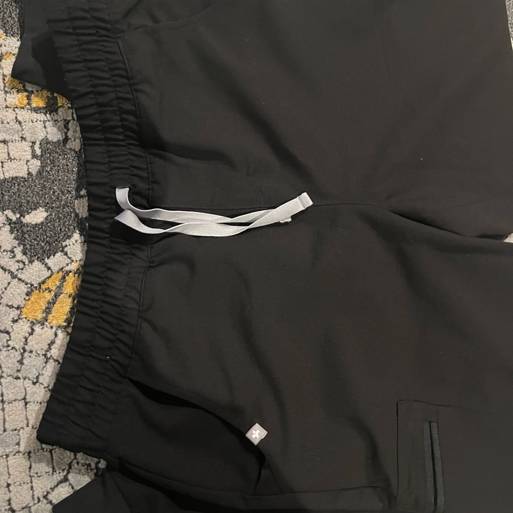 FIGs high waisted jogger scrub pant medium. Black only.